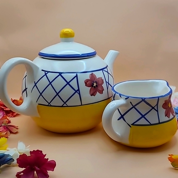 CIC handpainted ceramic teapot yellow blue and white with matching creamer - Picture 3 of 7